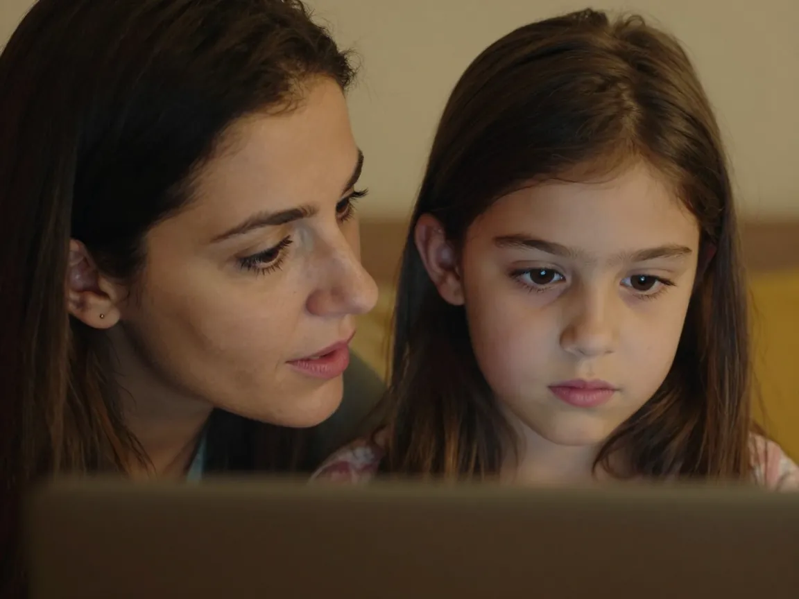 Anne çocuğuyla internet güvenliği hakkında açık ve samimi bir konuşma yapıyor.